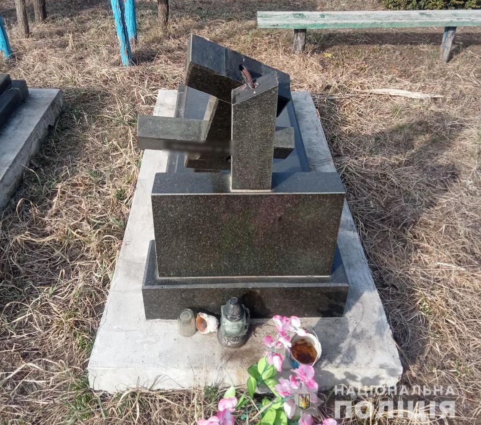 Отомстил мертвецам: в Одесской области задержали осквернителя могил «фото»