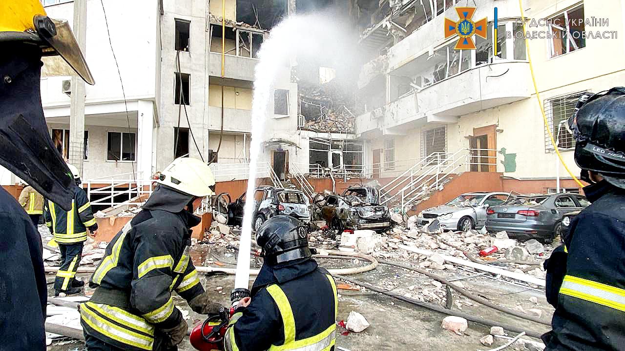Опубликованы фото с места удара по жилому дому в Одессе «фото»
