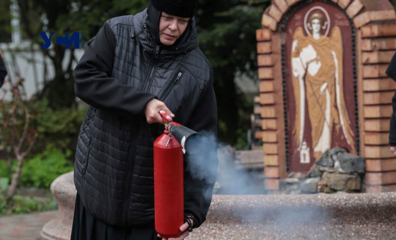 Безопасная Пасха: одесские спасатели провели инструктаж в монастыре (фото) «фото»