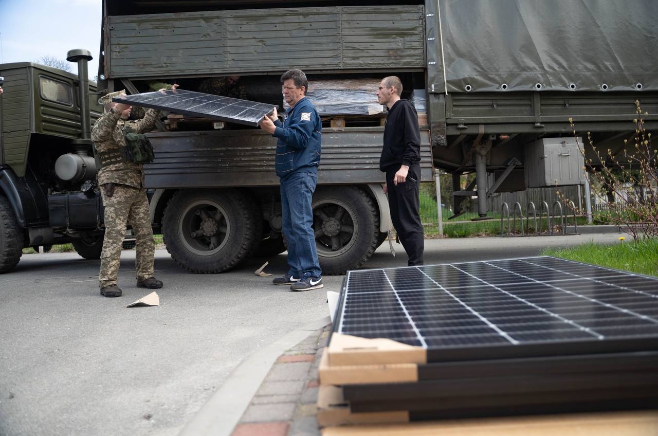 Солнечные панели и генераторы: Илон Маск передал Украине станции Tesla Powerwall «фото»