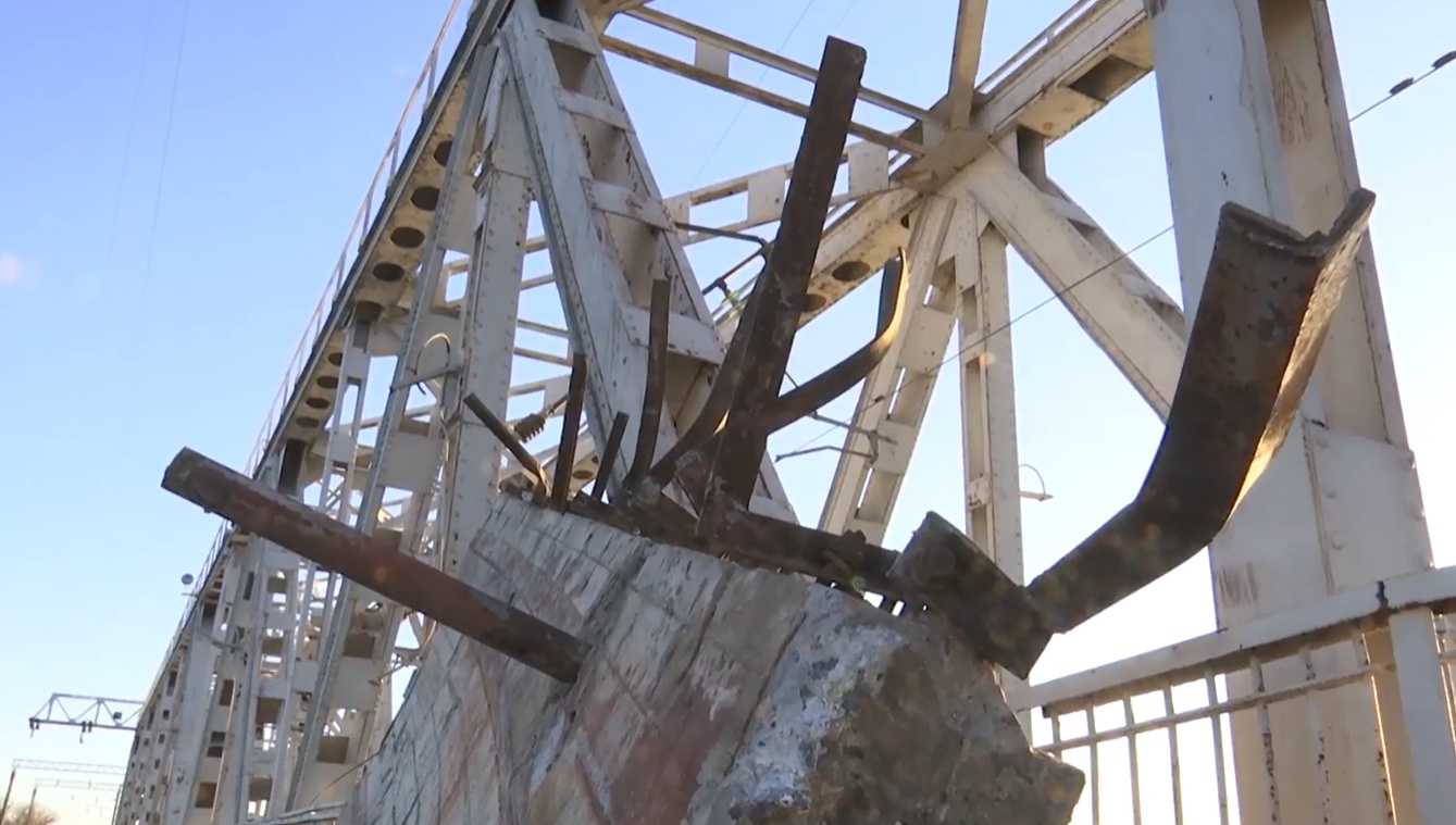 Последствия попадания ракеты в мост через Днестровский лиман (видео) «фото»