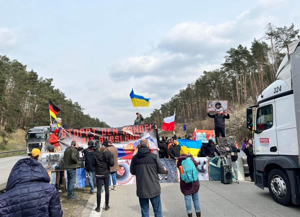 Нет торговле с агрессором: активисты перекрыли дорогу между Германией и Польшей (фото) «фото»