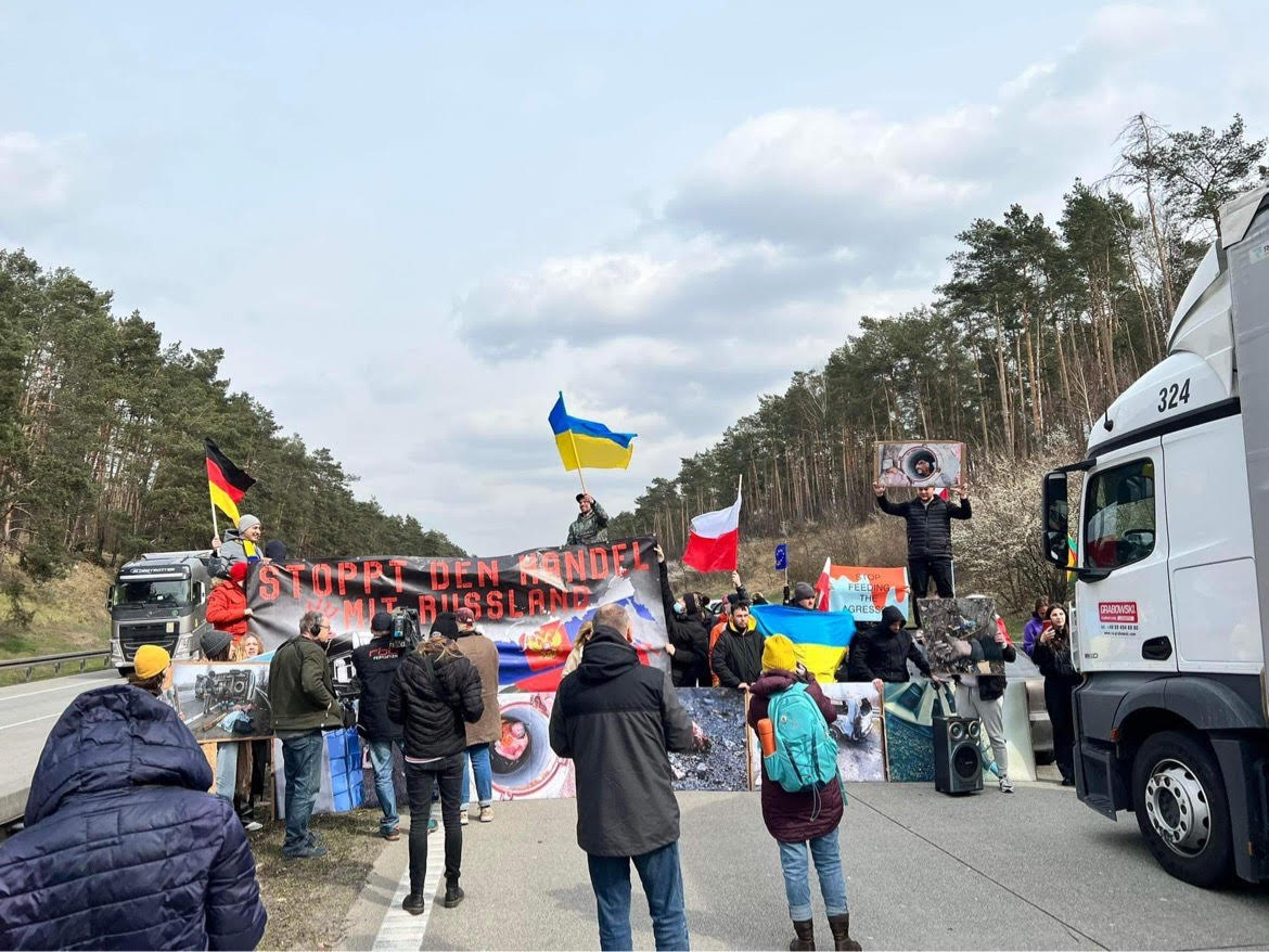 Нет торговле с агрессором: активисты перекрыли дорогу между Германией и  Польшей (фото) — УСІ Online