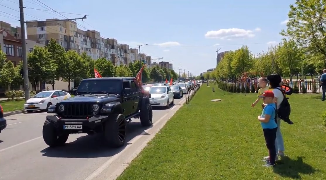 В Кишиневе на автопробеге к 9 мая заметили машину на одесских номерах (видео) «фото»