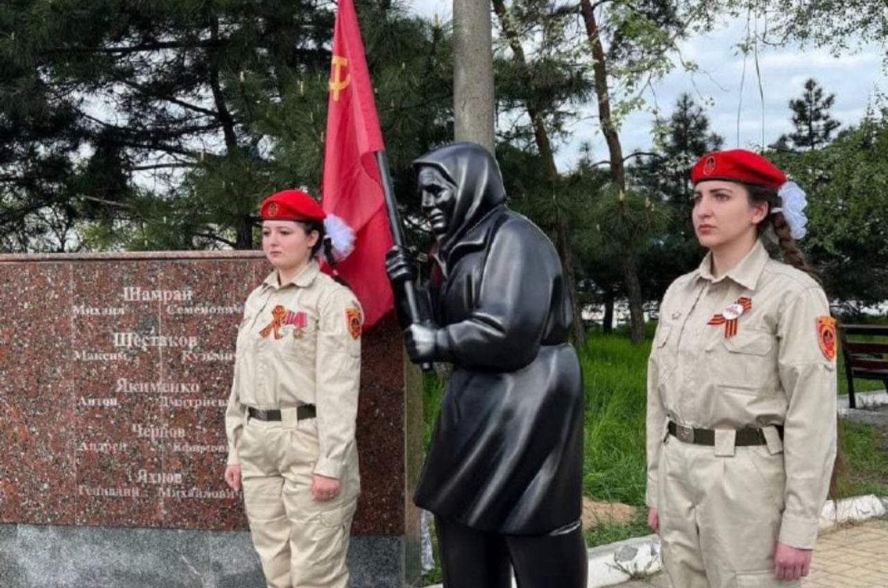 Та самая «Бабушка с красным флагом» благодарна украинским военным (видео) «фото»
