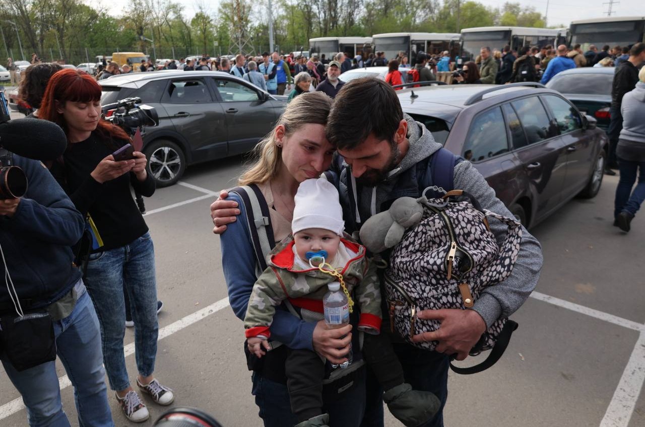 Из Мариуполя и “Азовстали” эвакуировали еще около 500 украинцев «фото»