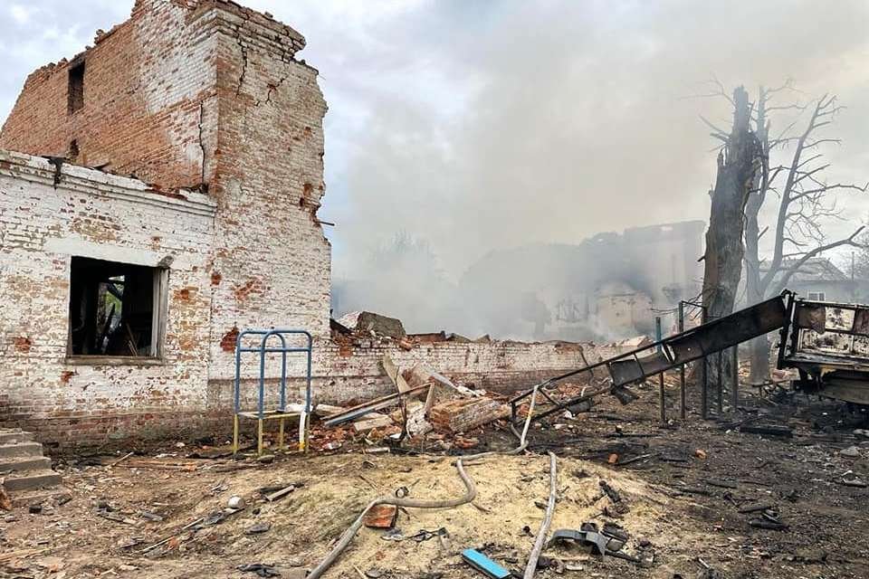Новгород-Северский подвергся ударам авиации: разрушены школы и частные дома (фото) «фото»