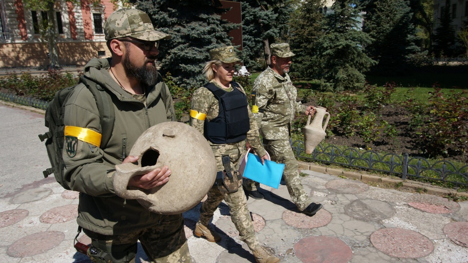 Старинные амфоры, найденные одесскими защитниками передали в музей (фото) «фото»
