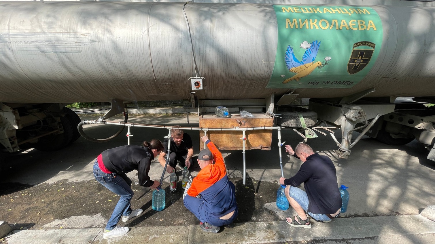 Одесские Рыцари ежедневно возят питьевую воду николаевцам (фото) «фото»