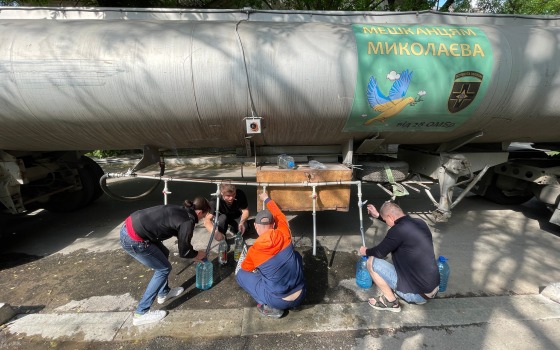 Одесские Рыцари ежедневно возят питьевую воду николаевцам (фото) «фото»