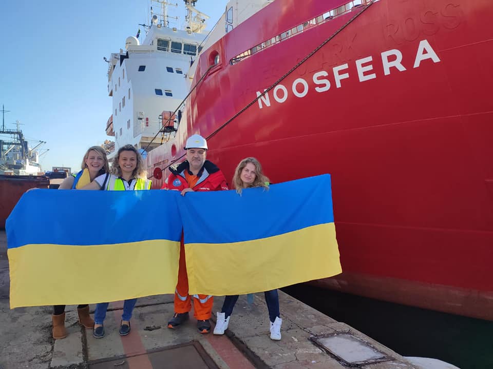 Украинский ледокол “Ноосфера” завершил экспедицию, но не может вернуться в Одессу «фото»