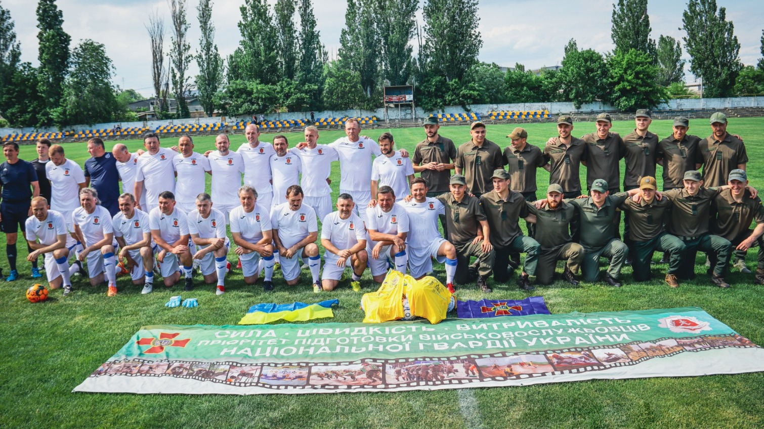 В поддержку защитников: одесские гвардейцы сыграли в футбол с ветеранами «Черноморца» (фото) «фото»