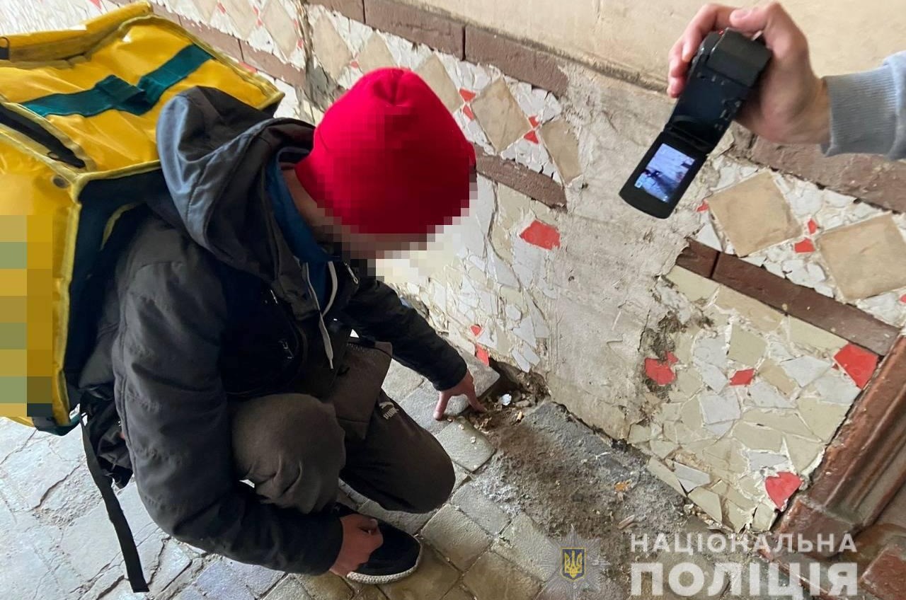 В Одессе закладчик придумал оригинальный способ распространять наркотики (фото) «фото»