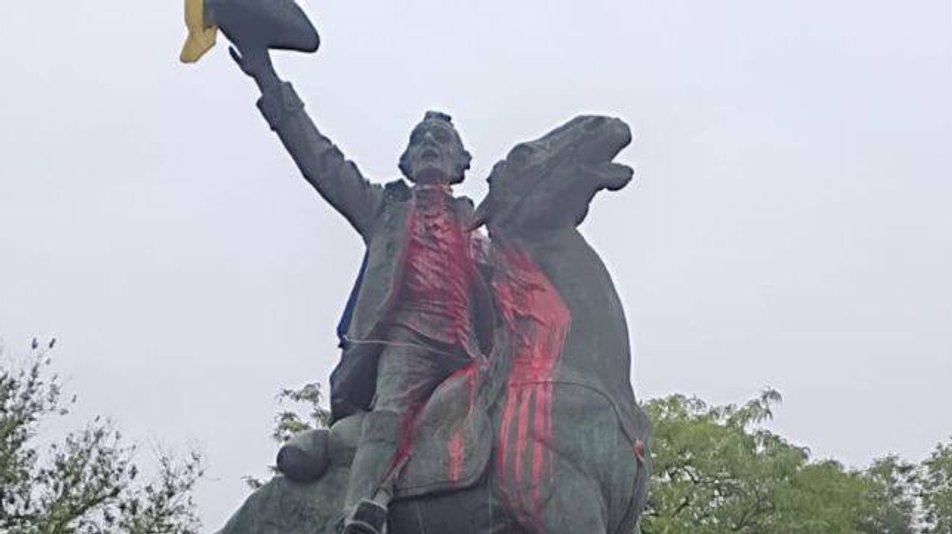Памятник полководцу Суворову в Измаиле облили красной краской «фото»