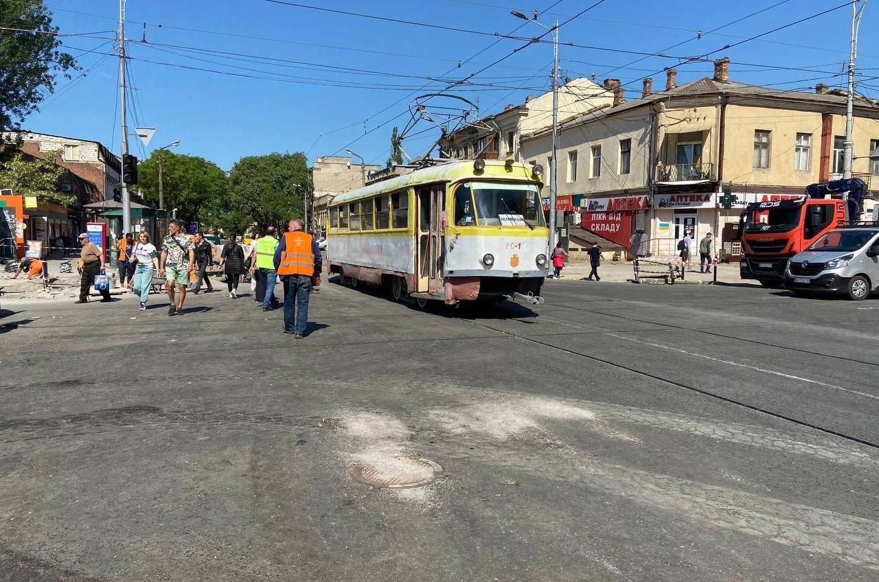 В Одессе начали обкатку трамвая на отремонтированном перекрестке у Привоза (фото) «фото»
