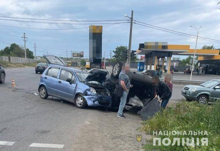 Под Одессой после столкновения перевернулась машина, пострадали два человека (фото) «фото»