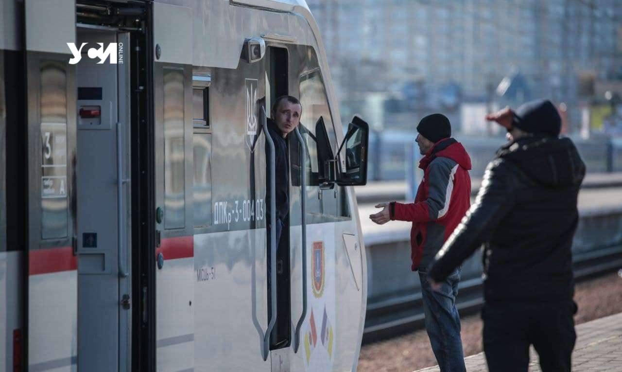 На Одесской железной дороге задерживаются 7 рейсов «фото»