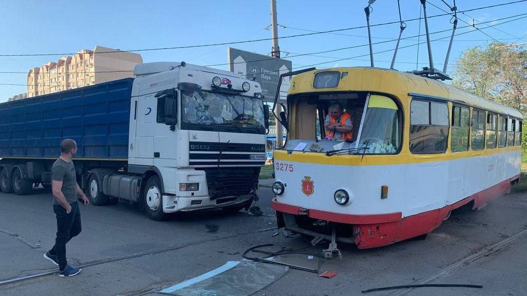 На поселке Котовского грузовик врезался в трамвай «фото»