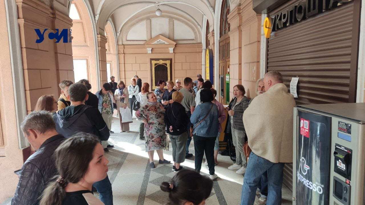 В ожидание новой марки: огромные очереди в Киеве и Одессе (фото) «фото»