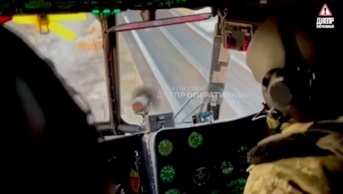 Как вертолетчики помогали защитникам Мариуполя (видео) «фото»