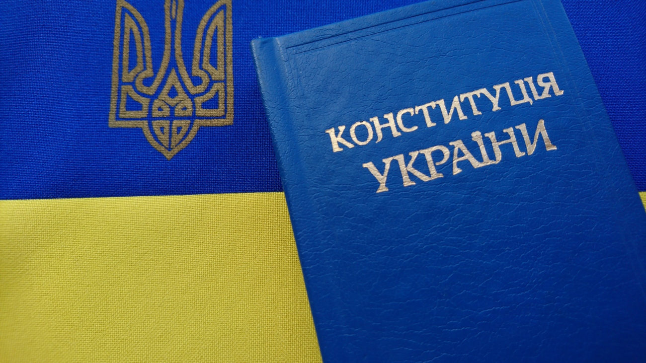 Конституция – то, за что мы сражаемся: президент поздравил украинцев «фото»