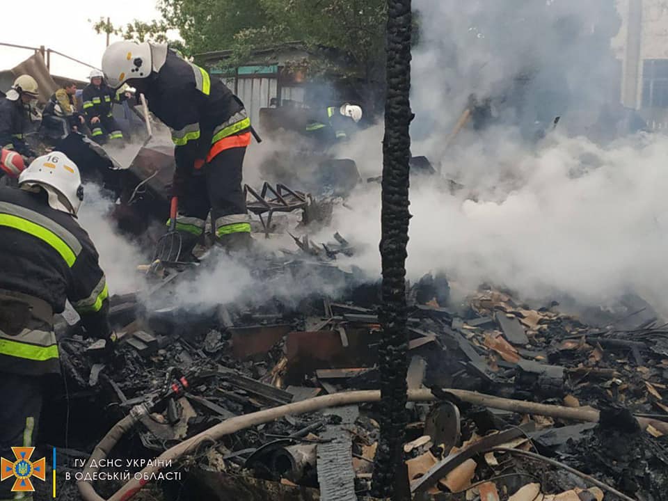 В Белгород-Днестровском горели деревянные постройки (фото) «фото»
