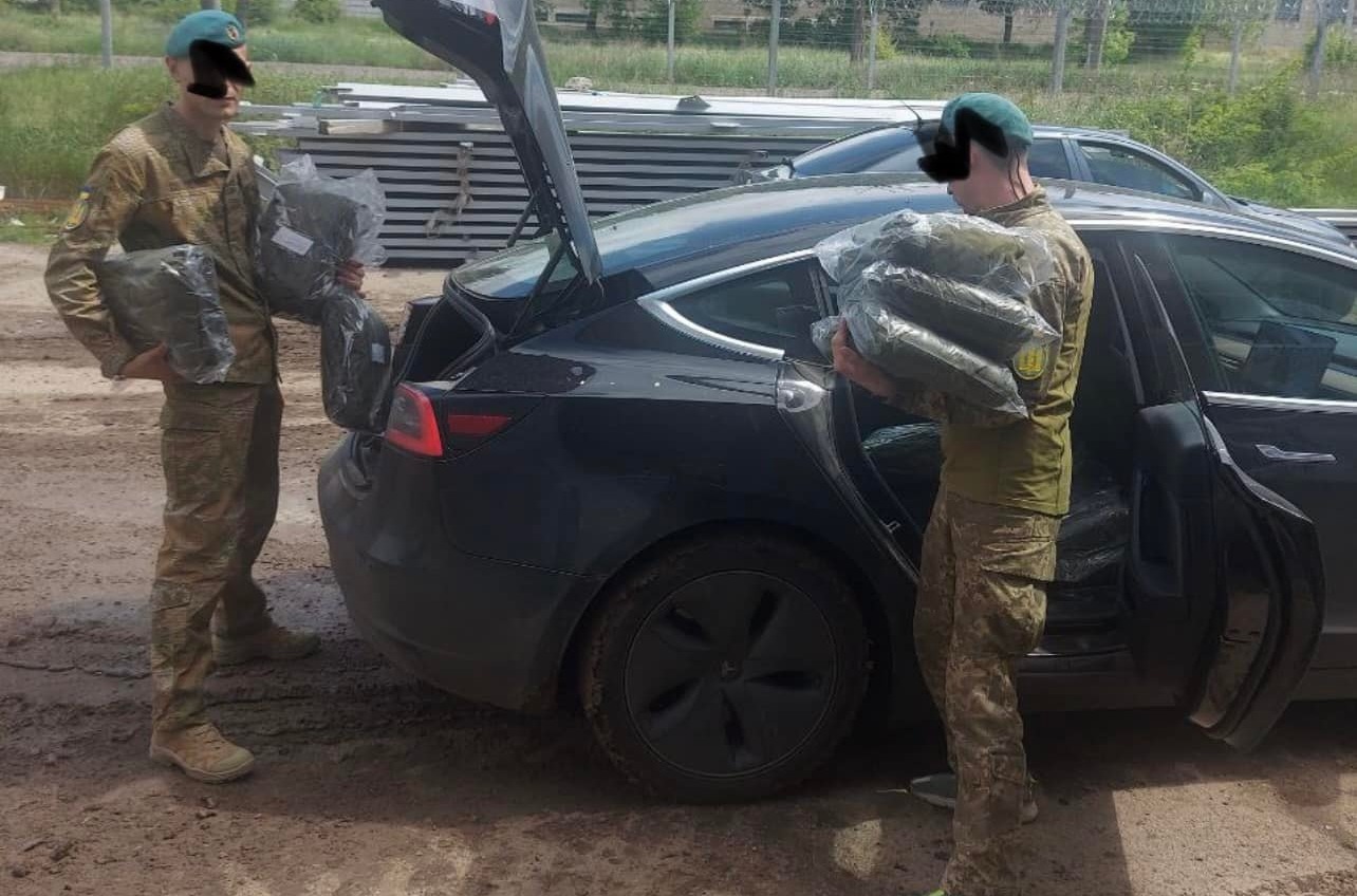 Одессит продает свои авто, чтобы купить шлемы украинским военным (фото) «фото»