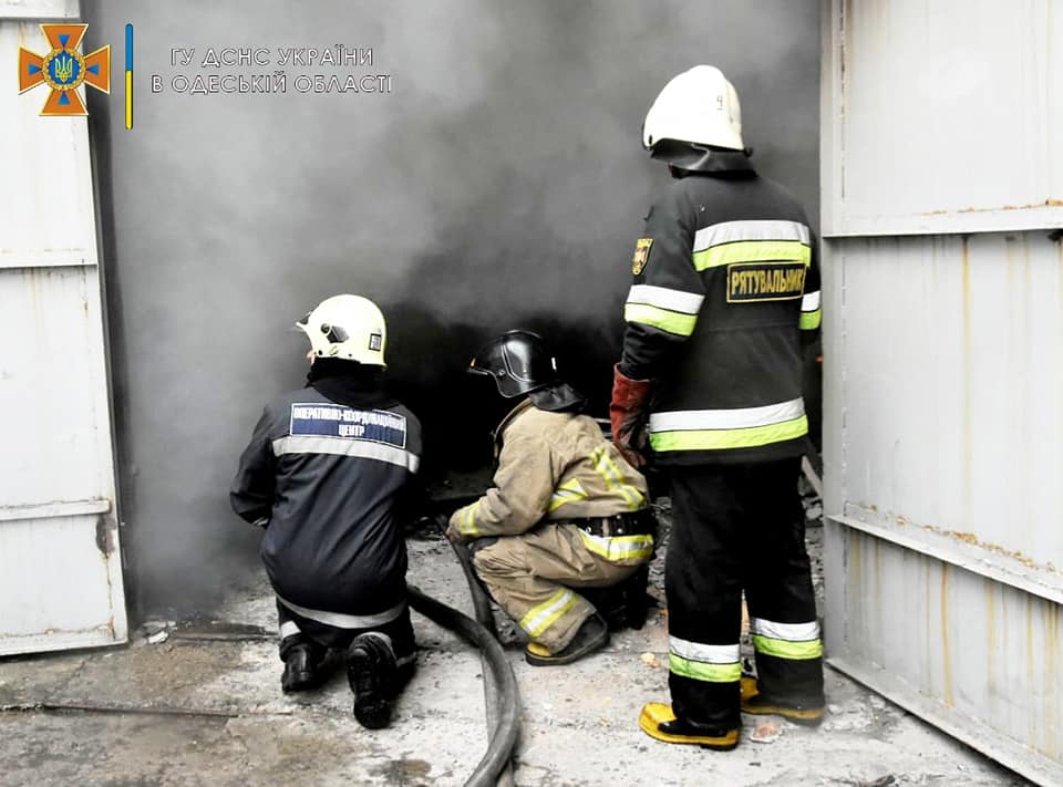 В Суворовском районе тушили большой пожар на складе (фото, видео) «фото»