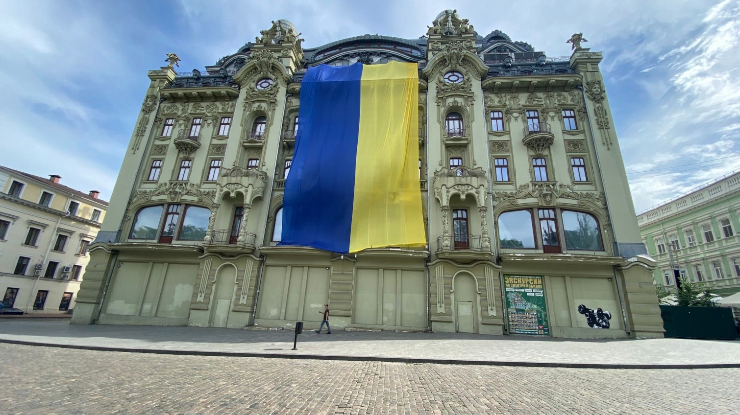 В Одессе на Дерибасовской огромным флагом Украины укрыли здание гостиницы (фото) «фото»