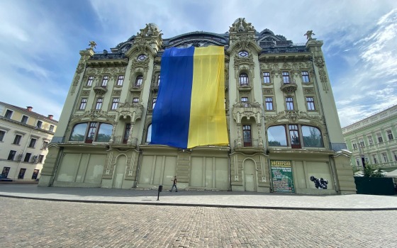 В Одессе на Дерибасовской огромным флагом Украины укрыли здание гостиницы (фото) «фото»