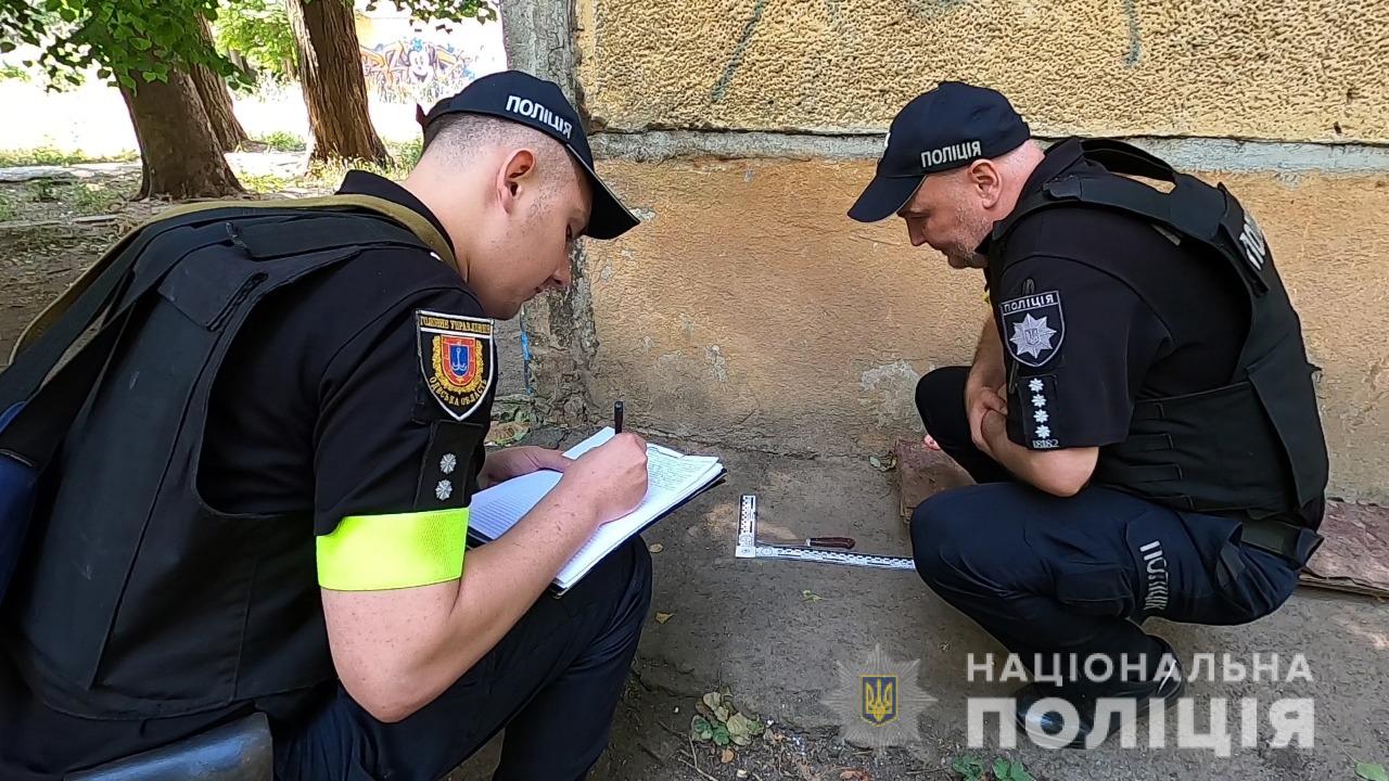 В Одессе грабитель отобрал кошелек у пожилой женщины и ударил ножом свидетеля (фото, видео) «фото»