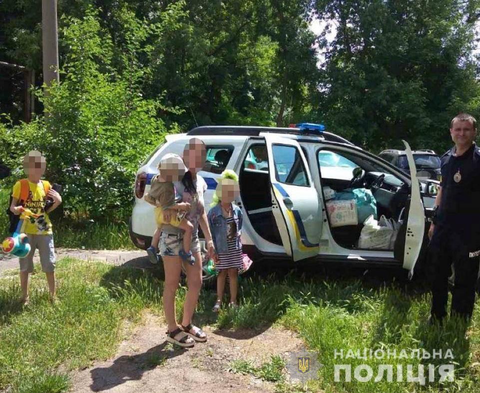 Непогода не остановила: под Одессой офицер полиции доставил детям гуманитарную помощь (фото) «фото»