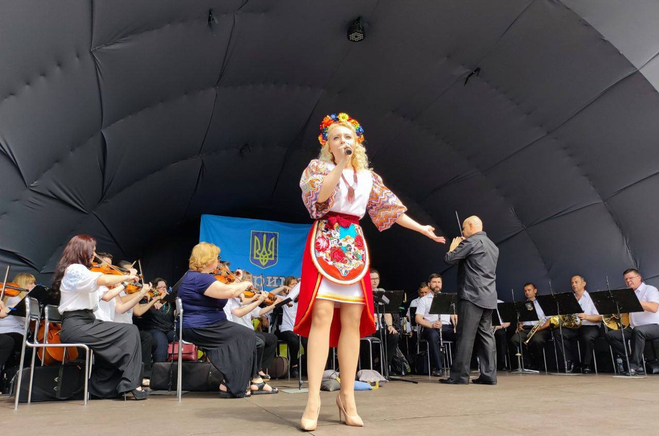 “Поддержи своих”: в парке Шевченко прошел концерт артистов Одесской музкомедии (фото) «фото»