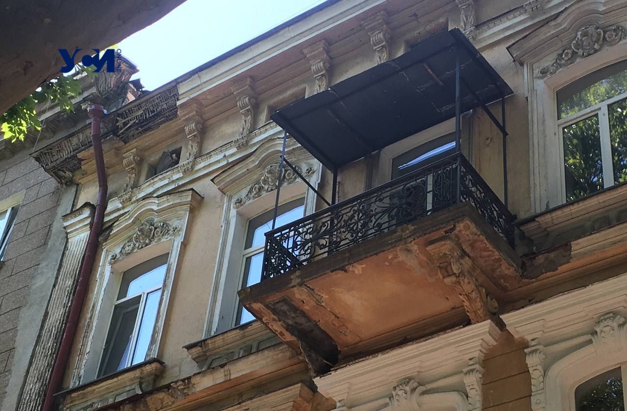 В центре Одессы обвалился фасад памятника архитектуры (фото) «фото»