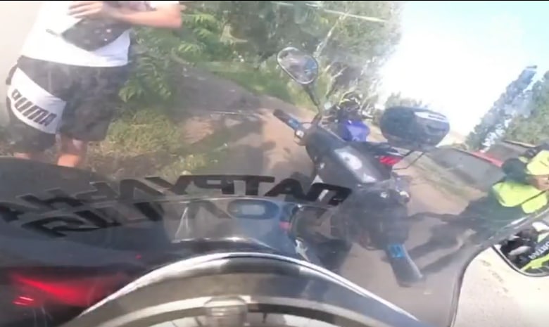 Погоня: в Одессе подросток на мопеде пытался сбежать от полицейскими (фото) «фото»