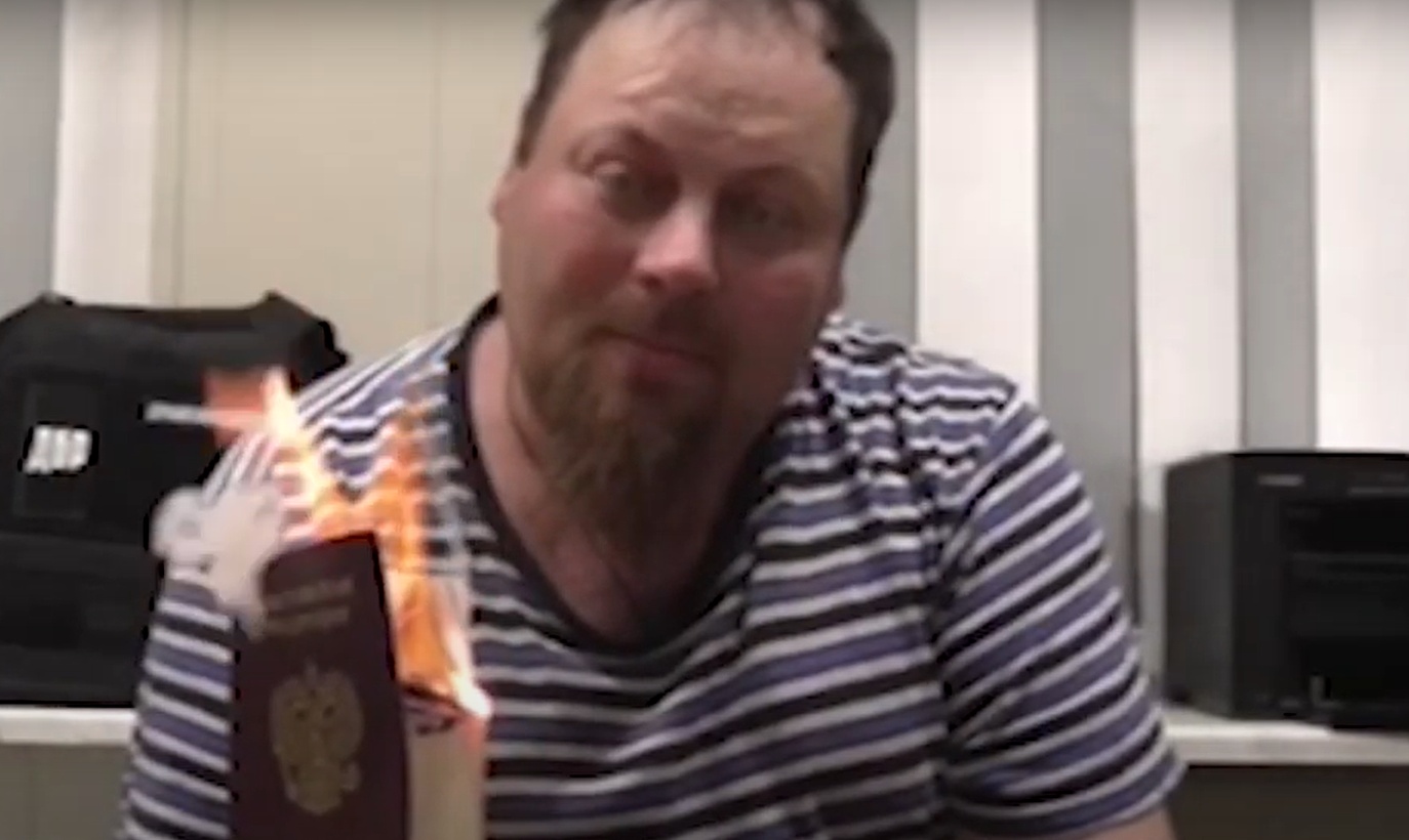 В Одессе гражданин рф сжег свой паспорт (видео) «фото»