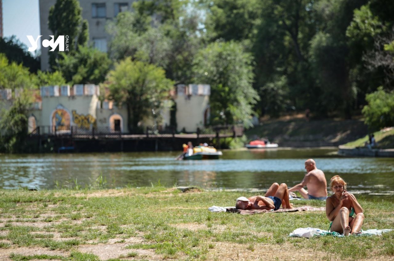 У пруда в Дюковском парке заметили нудистку (фото) «фото»