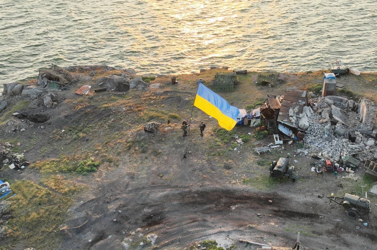 Флаг Украины вновь развевается на острове Змеином (фото, видео) «фото»