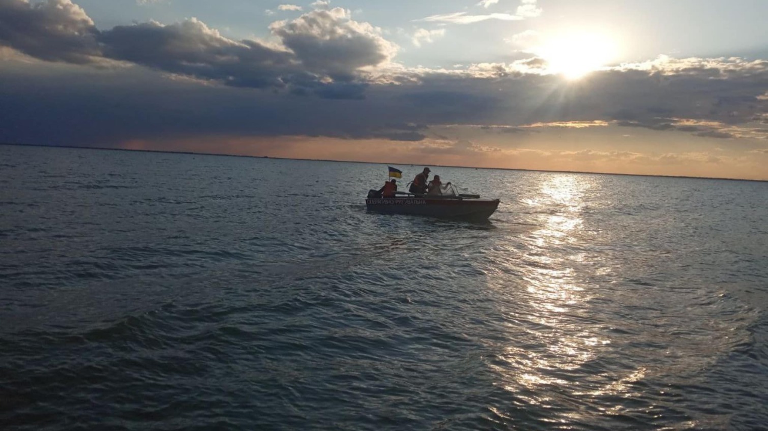 На озере Сасык погиб рыбак, его товарища ищут спасатели (фото) «фото»