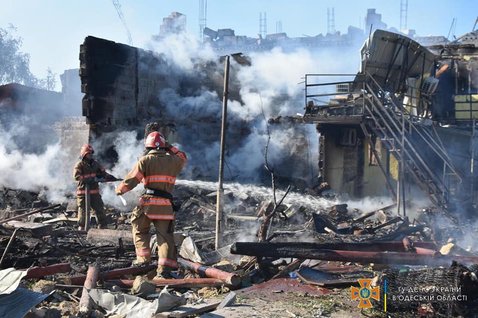 Ракетний удар по Одещині: пожежі загасили рятувальники (фото, відео) «фото»