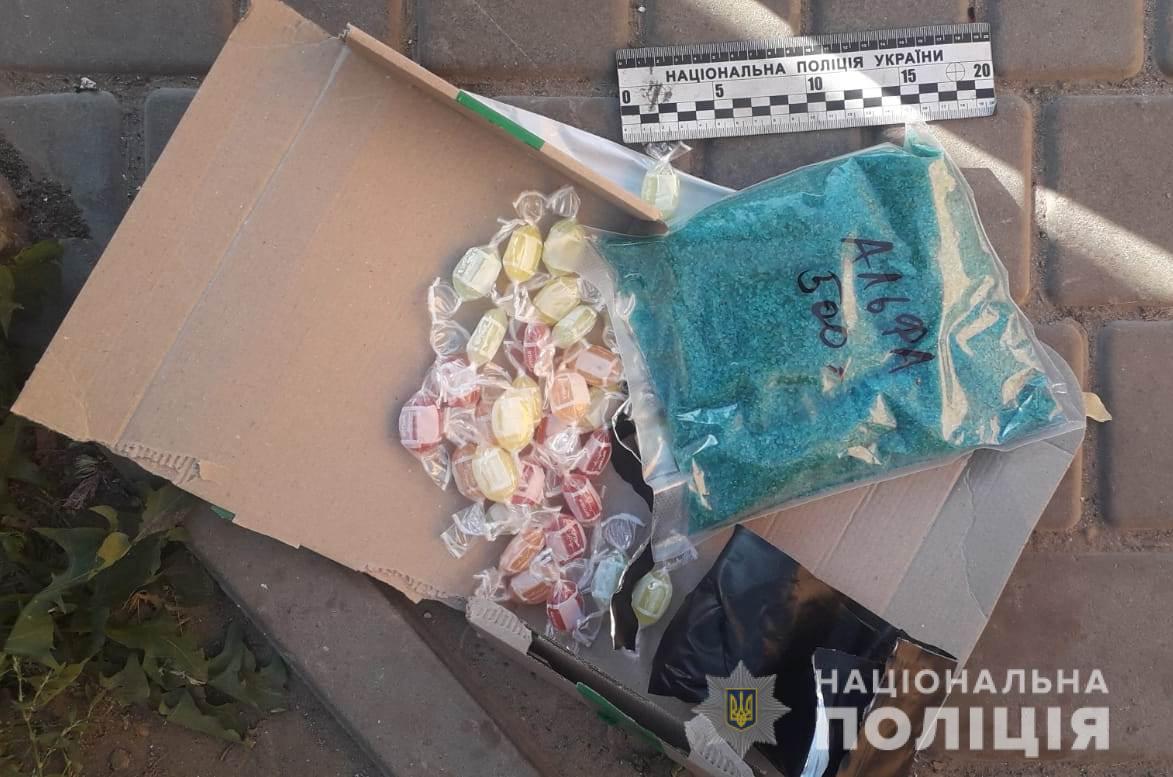 Жителя Білгорода-Дністровського затримали на вулиці з півкіло кокаїну в коробці від цукерок (фото) «фото»