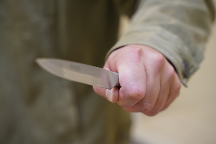 На Таирова мужчина с ножом напал на семью с ребенком: отец в больнице «фото»
