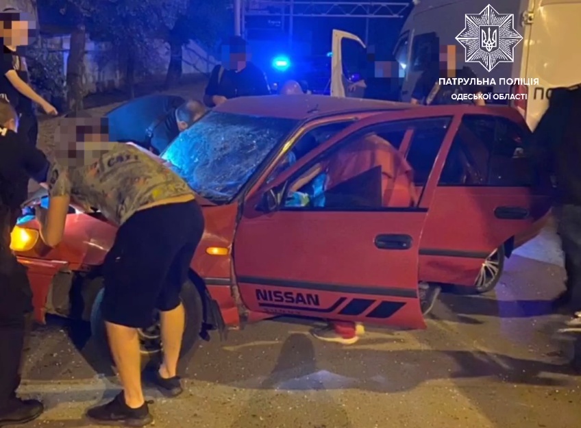 В Одесі п’яний водій на швидкості влетів в електроопору «фото»