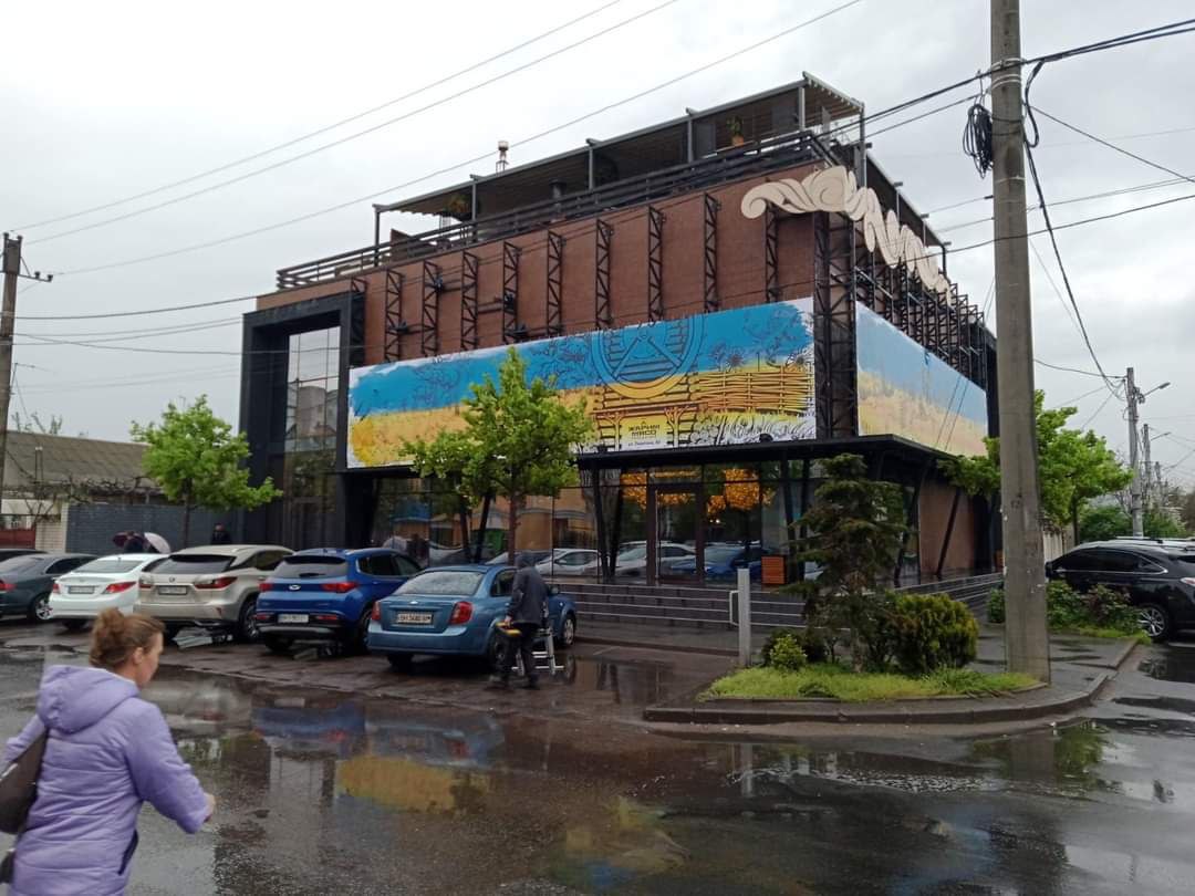 Скандал: одеська мерія погрожує штрафом за український банер на ресторані «фото»