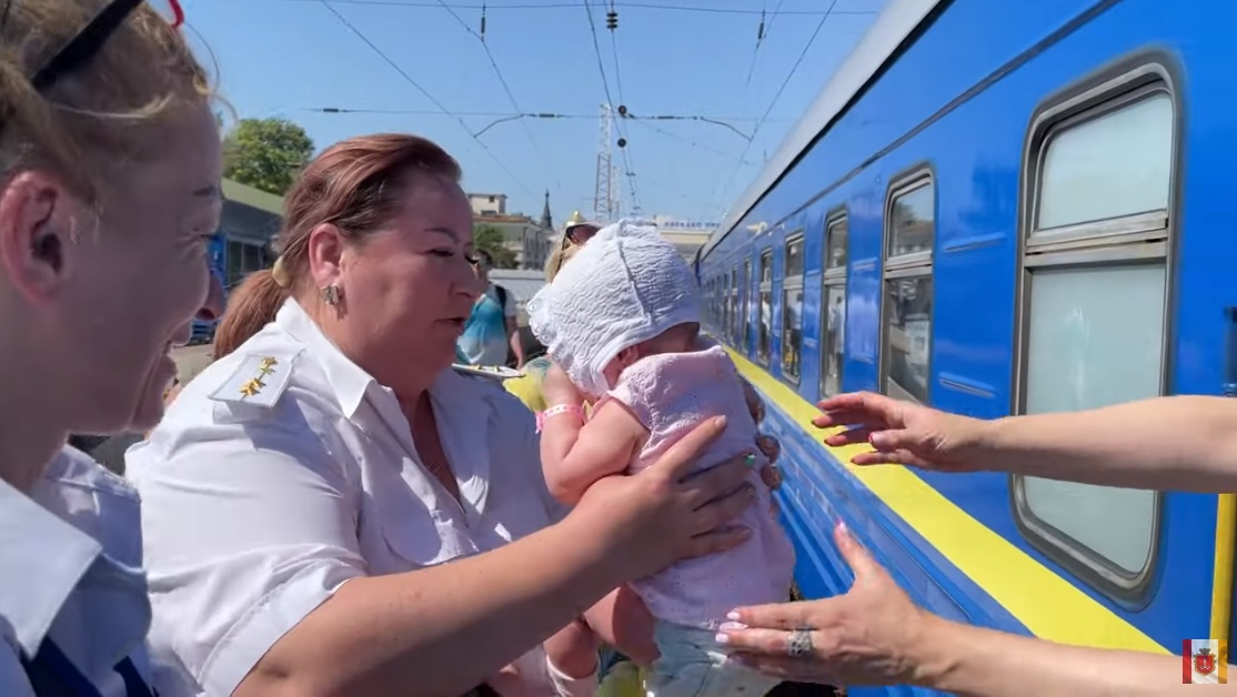 Из Одессы вывезли в эвакуацию еще одну группу детей (видео) «фото»