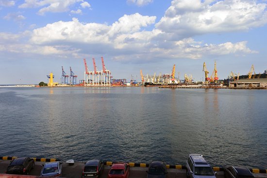 Удар по Одесі: окупанти поцілили в порт, де було зерно «фото»