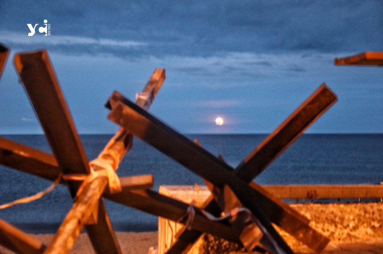 Над Одессой невероятная луна (фото) «фото»
