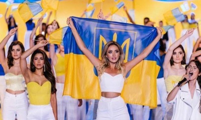 Одеситка підняла великий український прапор на міжнародному конкурсі краси у Польщі (фото) «фото»