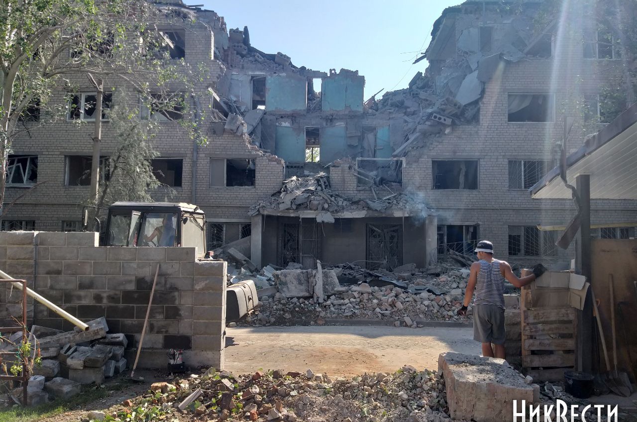 В Миколаєві окупанти зруйнували гуртожиток та пошкодили багатоповерхівки (фото) «фото»