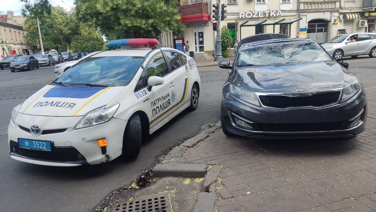Потужне ДТП з перекиданням у центрі Одеси: пошкоджені три авто (фото) «фото»